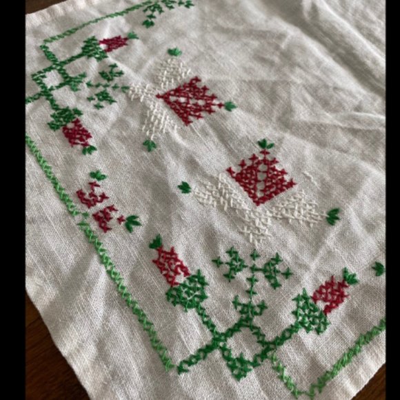Adoption Fundraiser- Vintage red flower embroidered table runner - Picture 3 of 4